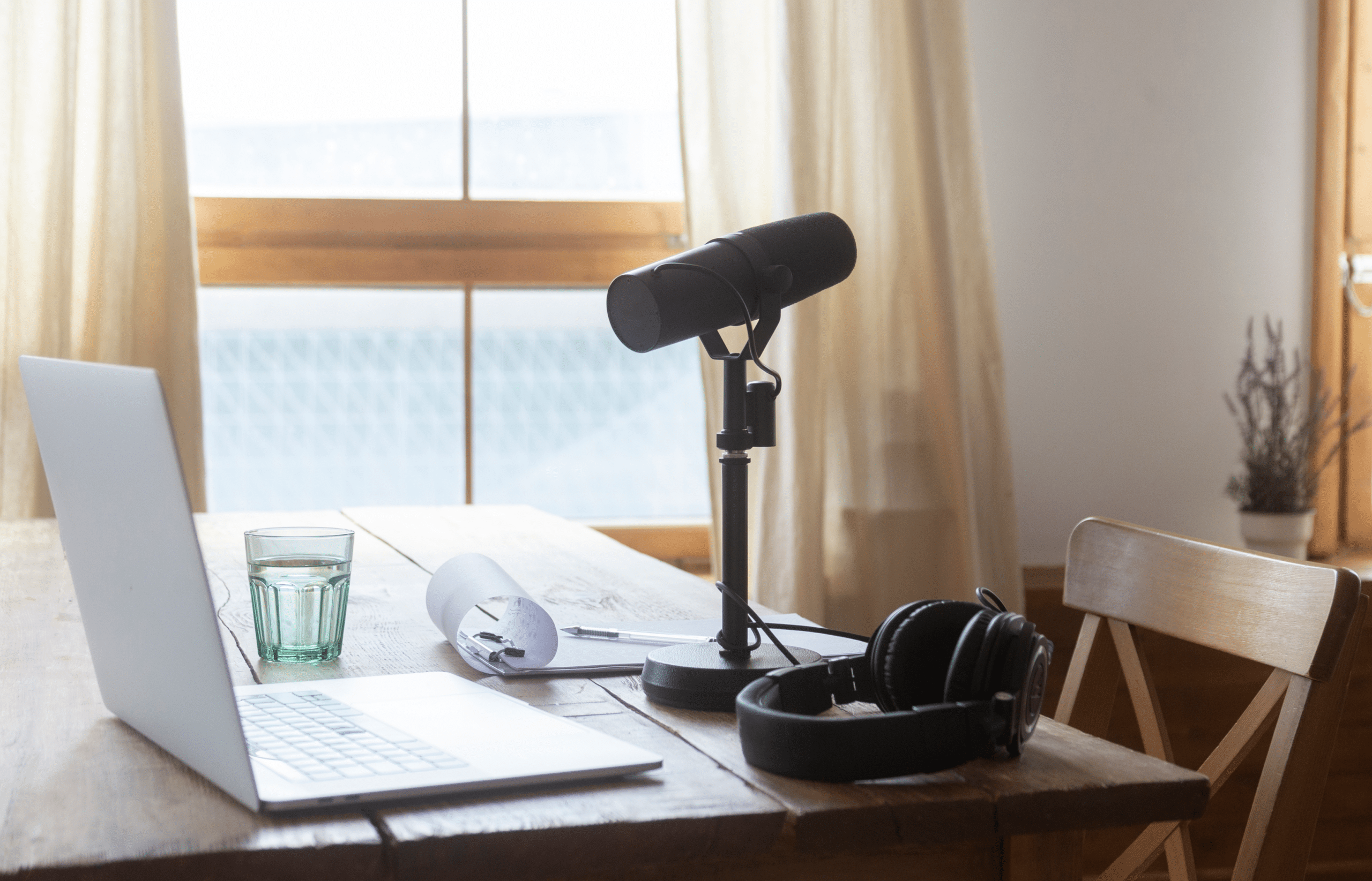 A microphone setup for podcasting for beginners 