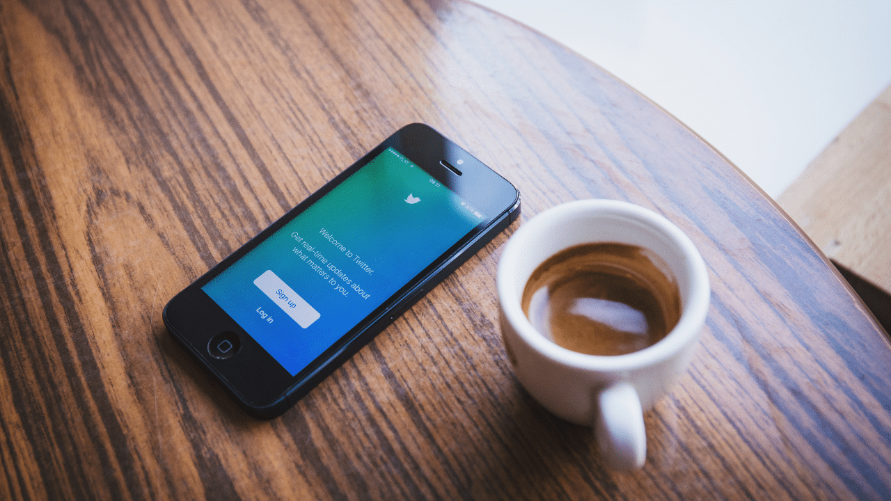 Creating engaging tweets, mobile phone, twitter app